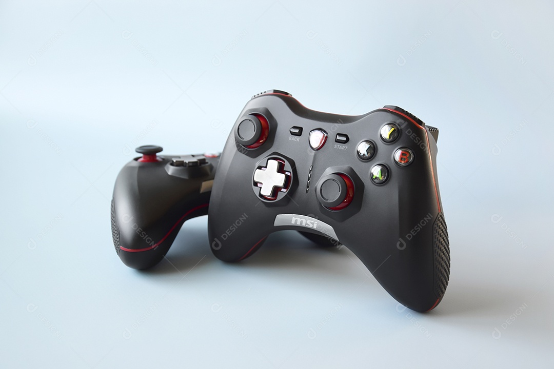 Controles pretos e detalhes vermelhos de videogame sobre fundo azul