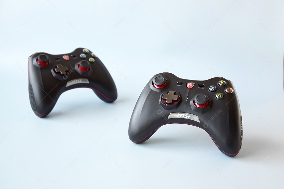 Controles de videogame preto com detalhes sobre fundo azul