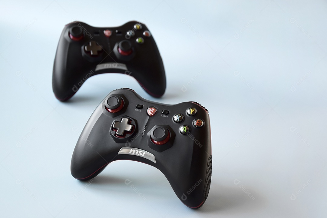 Dois controles de videogame preto em fundo azul
