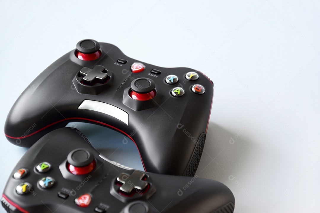 Dois controles de videogame sobre fundo azul