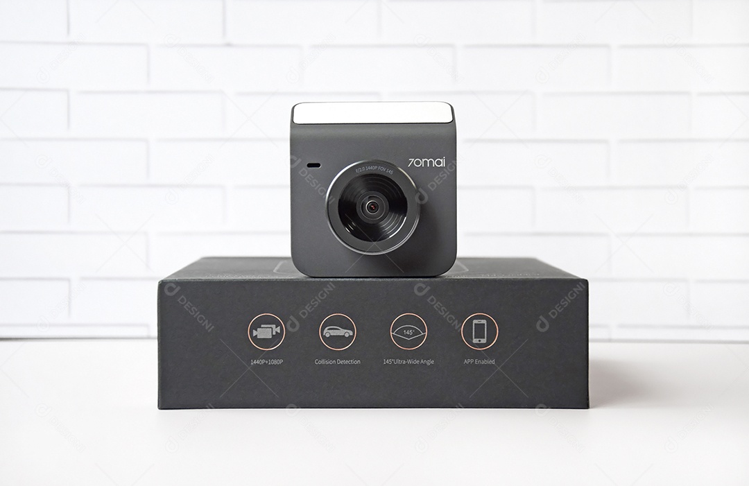 Camera 70mai em cima de caixa sobre fundo textura tijolos branco