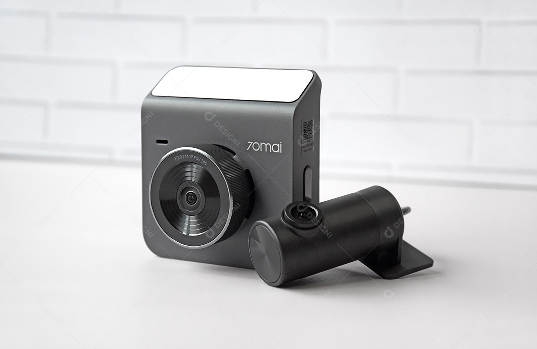 Linda camera 70mai da Xiaomi sobre fundo branco