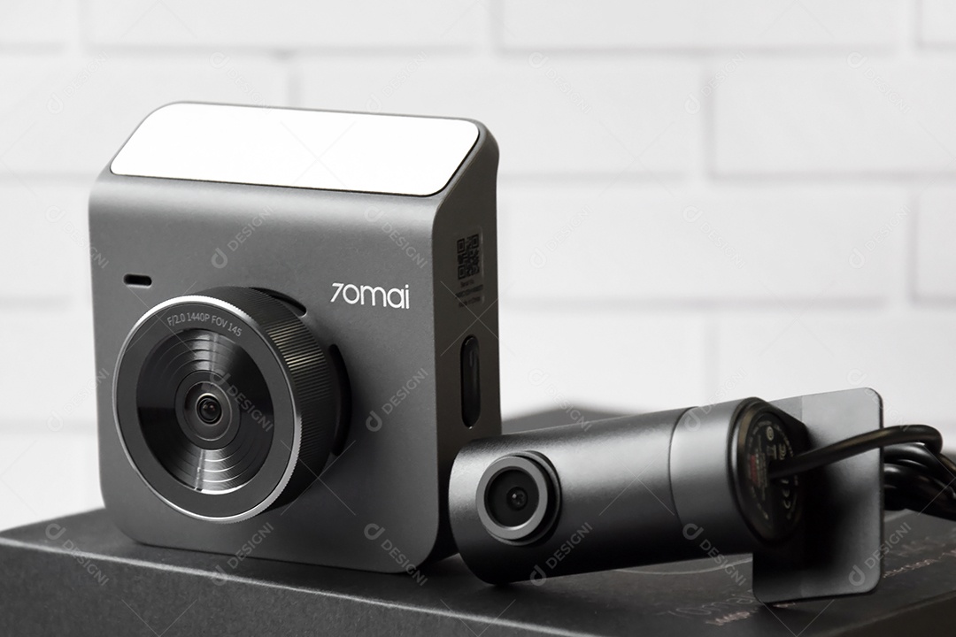 Camera de foco seletivo Xiaomi sobre fundo branco de tijolos