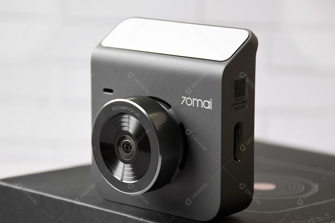 Camera de fotos cor grafite sobre fundo branco