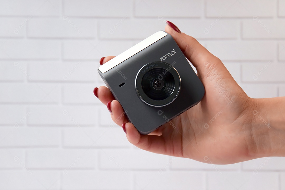 Mulher segurando Camera 70mai sobre fundo branco