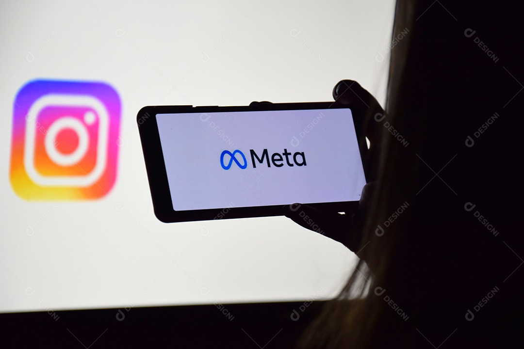 Celular com tela de meta e monitor de instagram