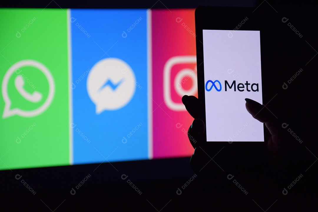 Celular com aplicativo meta e monitor com várias plataforma de redes sociais