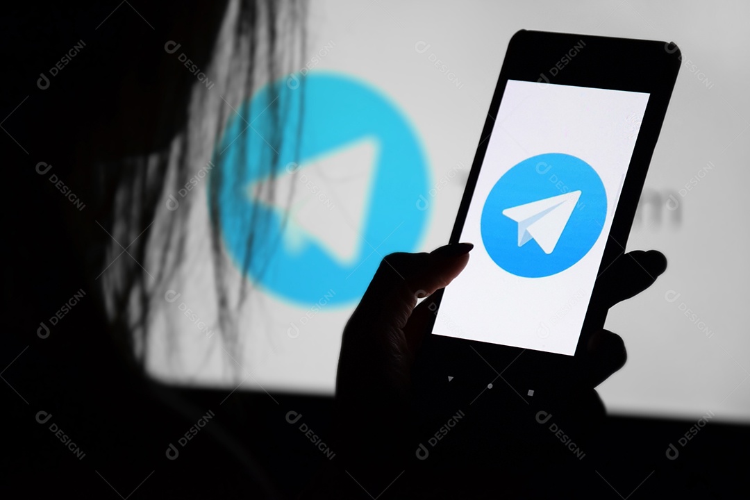 Plataforma telegram em monitor e celular