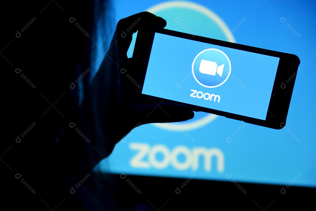Mulher segurando celular para mostra plataforma Zoom