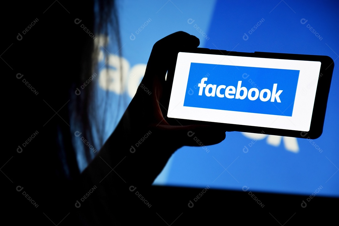 Tela de celular com facebook e fundo de monitor