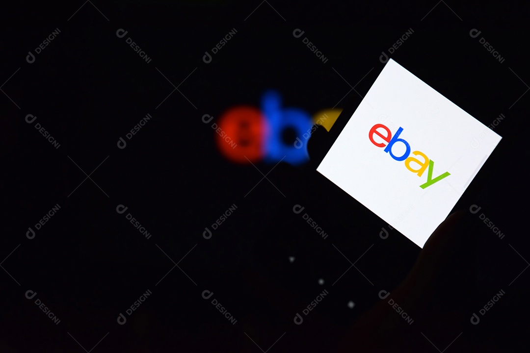 Celular na mão com plataforma do Ebay