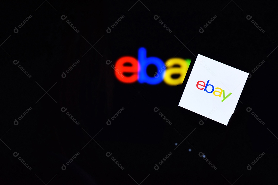 Celular em mãos com plataforma Ebay em fundo preto
