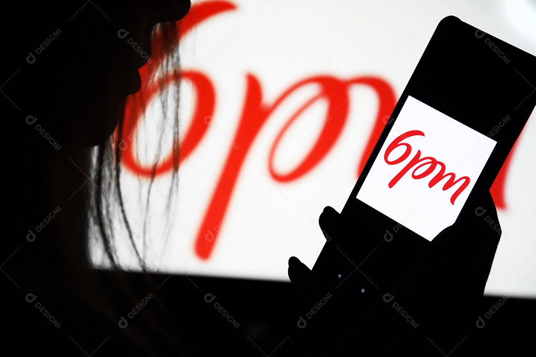 Mulher segurando celular com logotipo 6pm