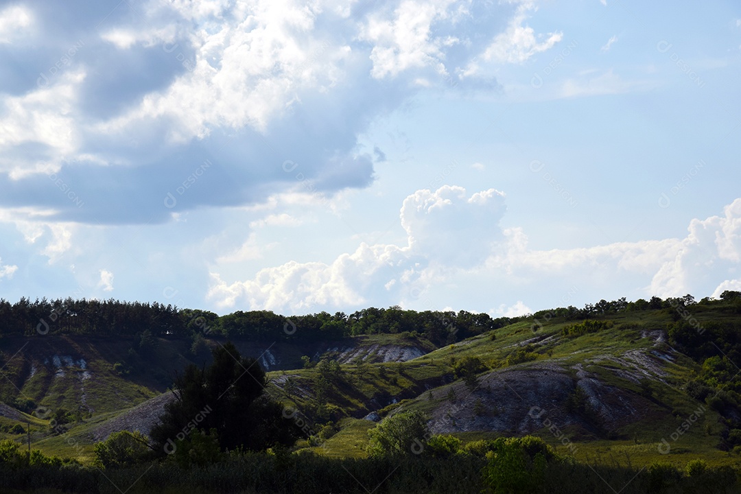 Montanhas e serra verdes