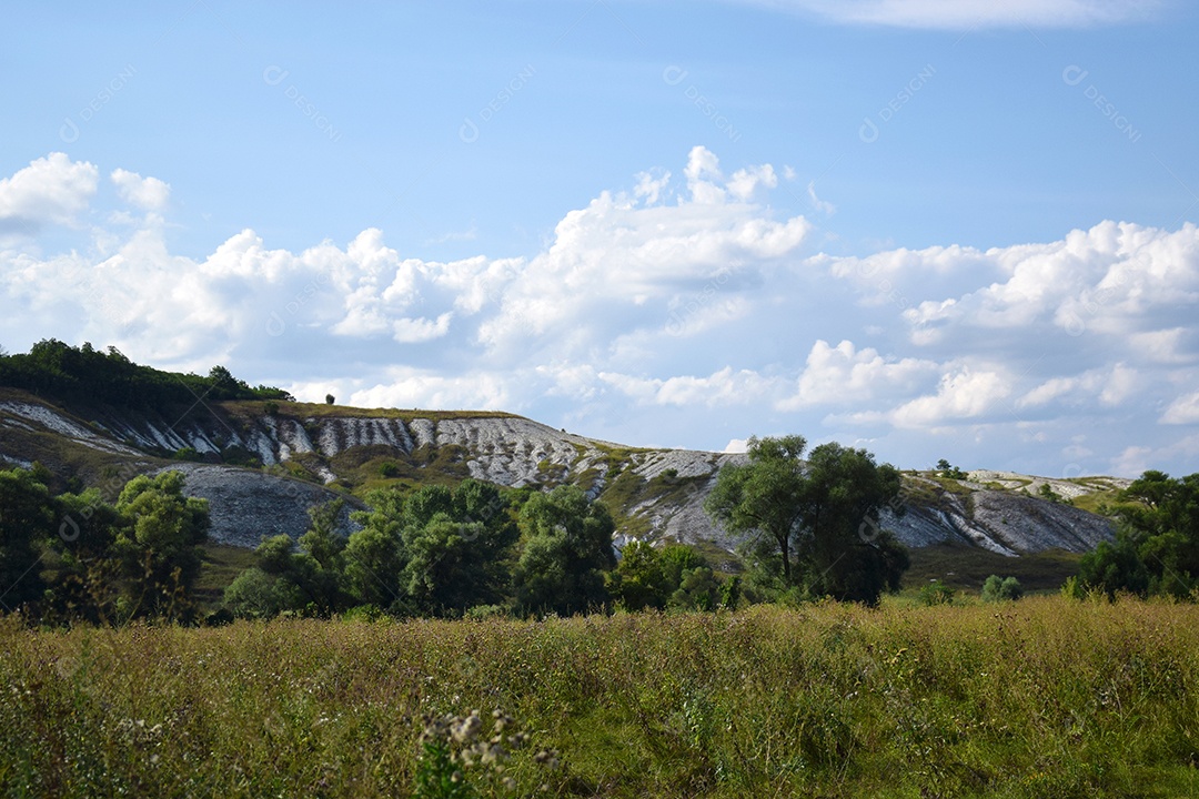 Paisagem linda sobre um céu e montanhas