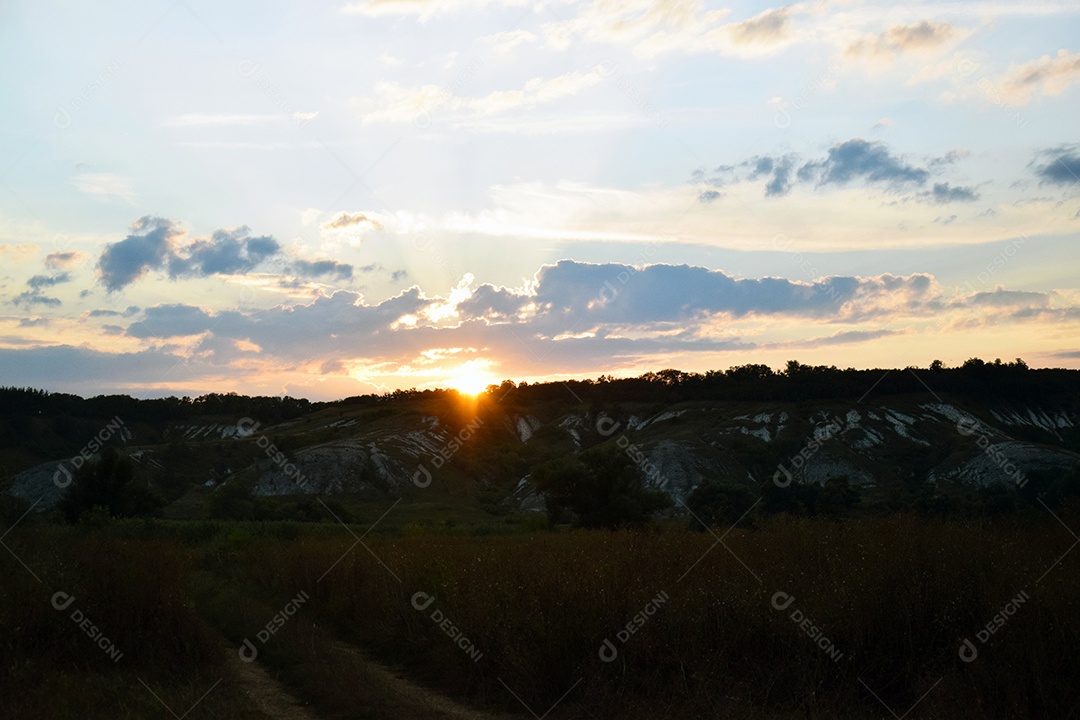 Montanhas e céu azul com por do sol