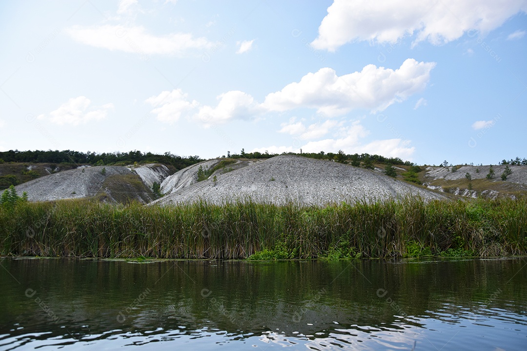 Montanhas de giz cercadas por florestas campos e pelo rio Oskol