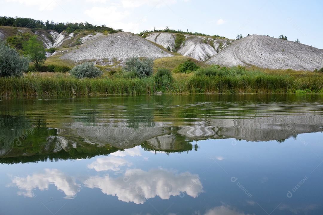 Montanhas de giz cercadas por florestas campos e pelo rio Oskol