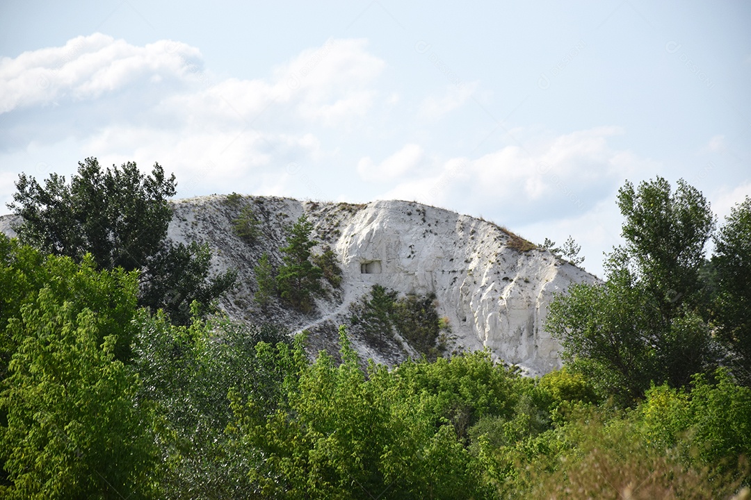 Montanhas de giz cercadas por florestas e campos