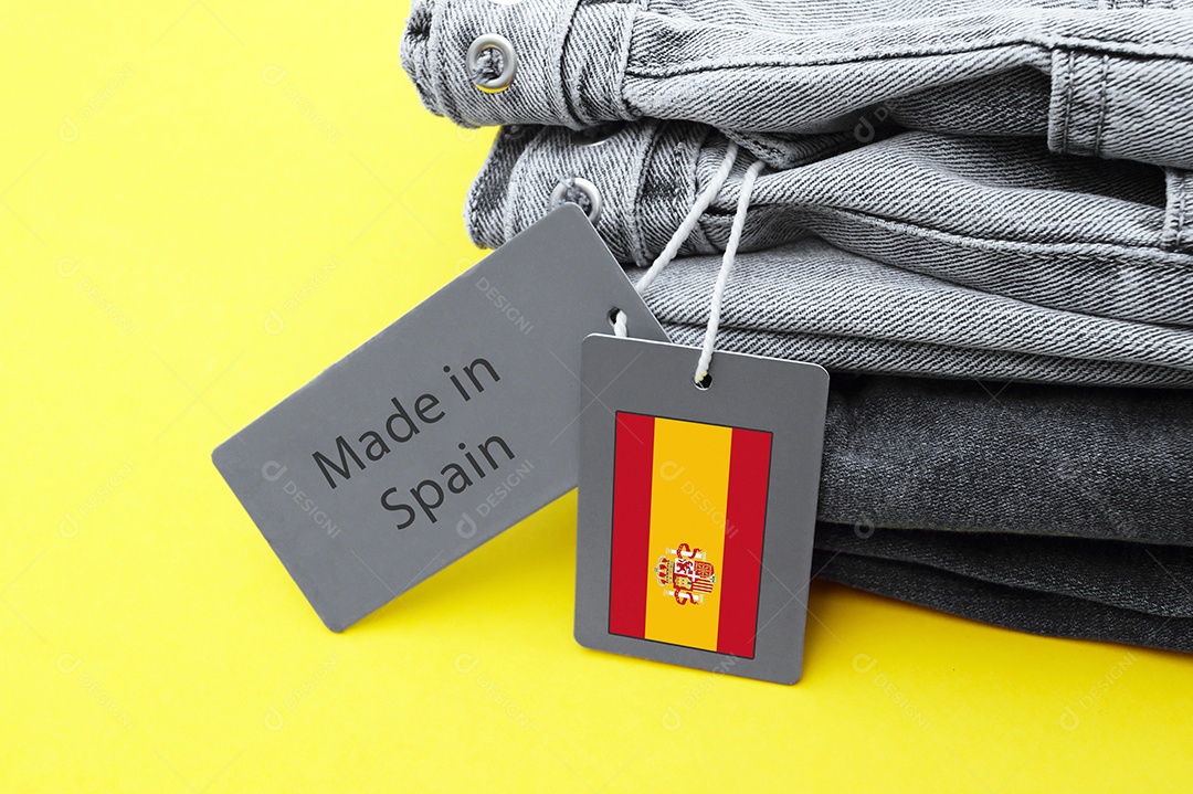 Roupas jeans com etiquetas fabricação na Espanha