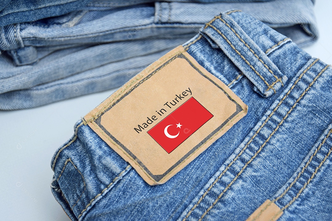 Roupa jeans com marca de feita na Turquia
