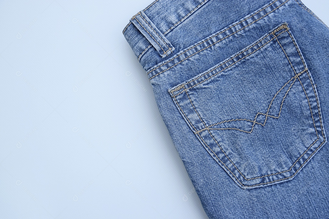 Peça jeans com detalhe bordado