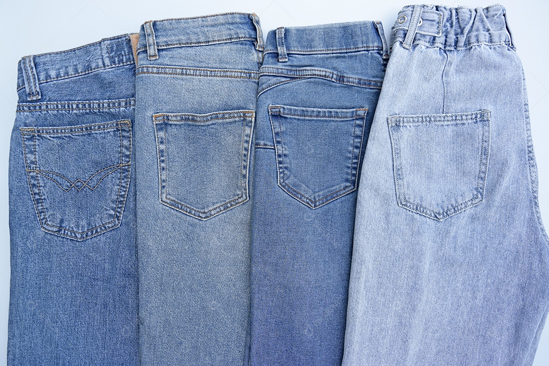 Quatro peças de jeans diferentes sobre fundo branco
