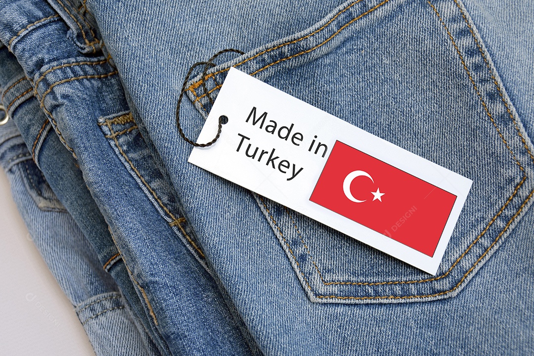 Calças dobradas com detalhe e etiqueta com feita na Turquia