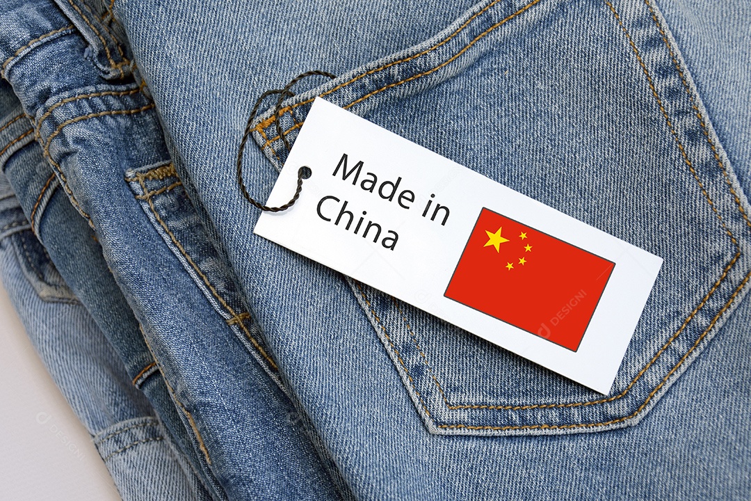 Muitas calças dobradas feitas na China