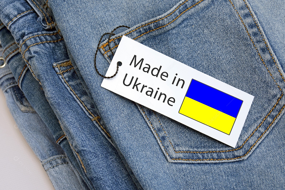 Calça jeans com detalhes e etiqueta em bolso feito na Ucrânia