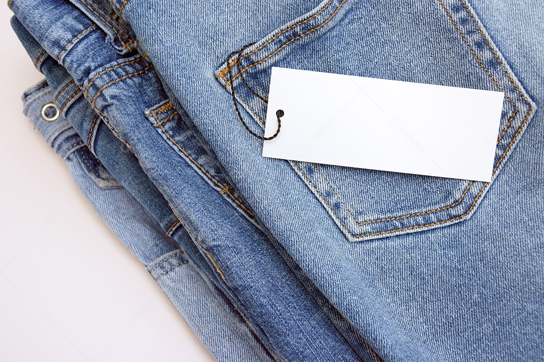 Etiquetas brancas em bolso de jeans