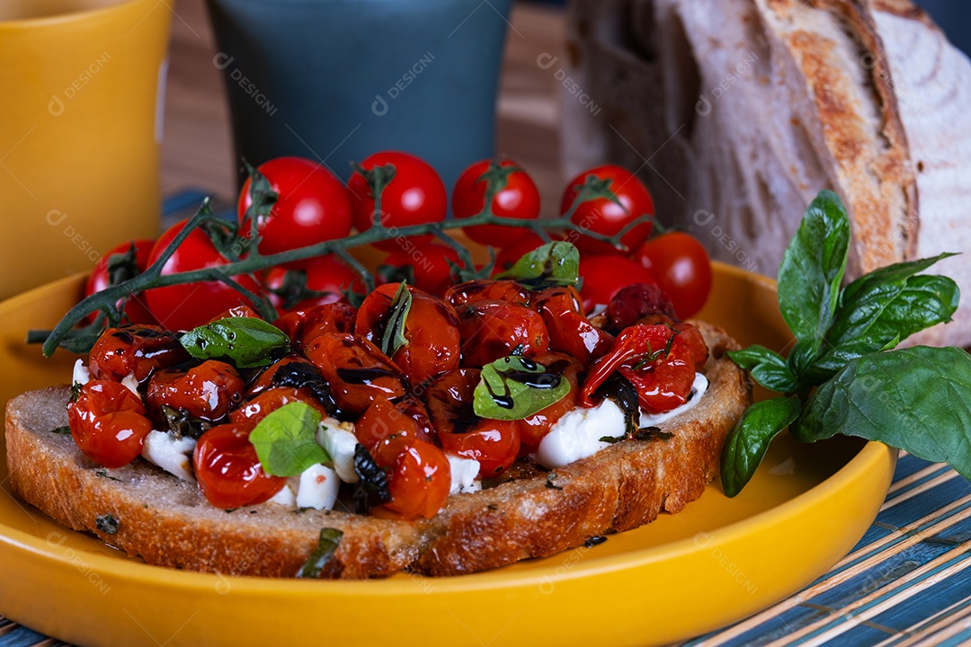 Preparando um lanche com uma fatia de pão de fermentação natural, recheado com tomate
