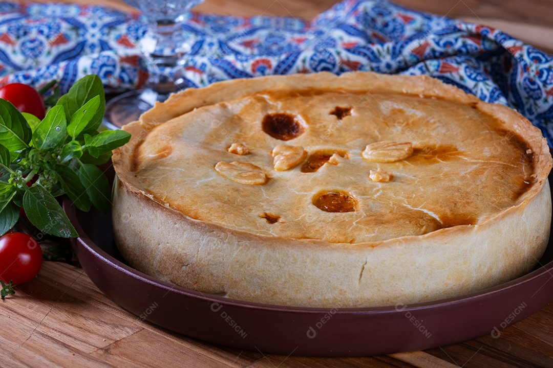 Deliciosa torta cremosa de frango desfiado