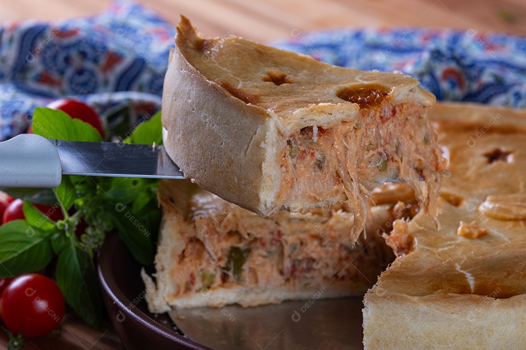 Deliciosa torta cremosa de frango desfiado