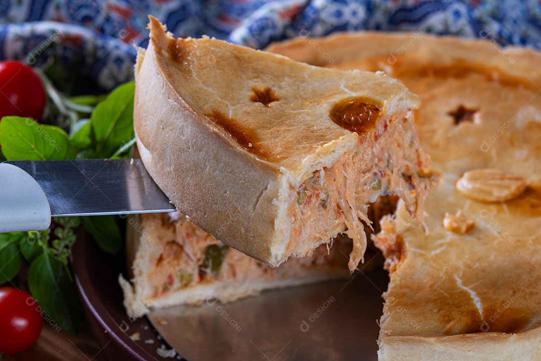 Deliciosa torta cremosa de frango desfiado