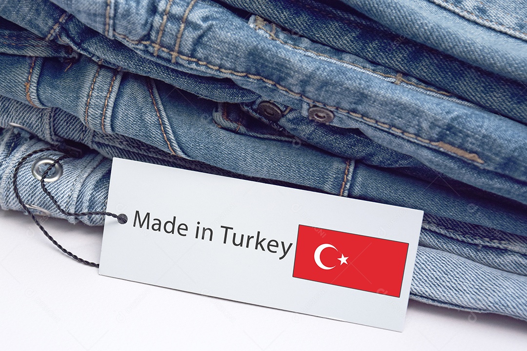 Calças jeans com etiquetas feitas na Turquia sobre fundo branco