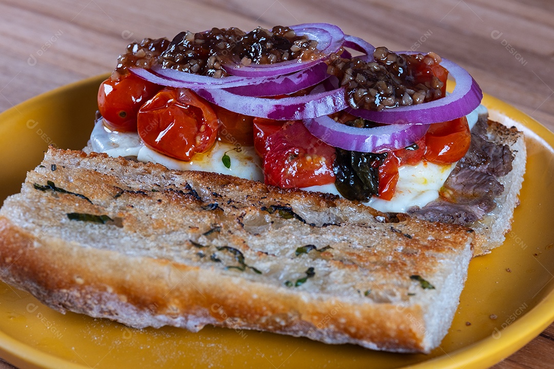 Delicioso sanduíche de rosbife, mussarela de búfala, cebola roxa caramelizada e rúcula.