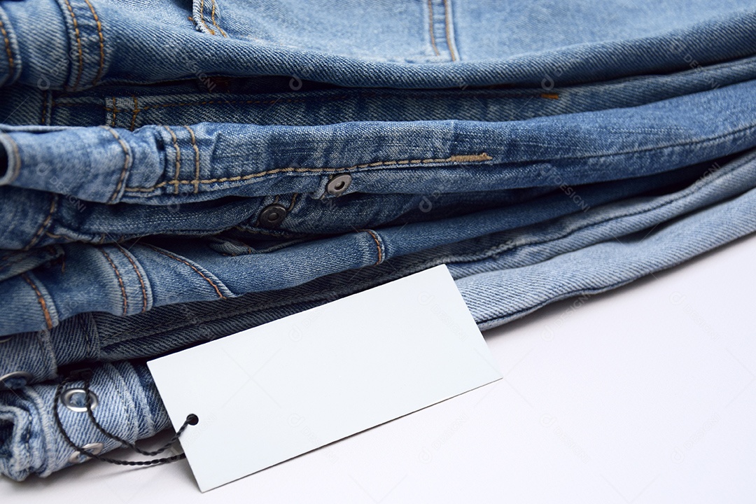 Peças de roupas jeans com etiquetas branca