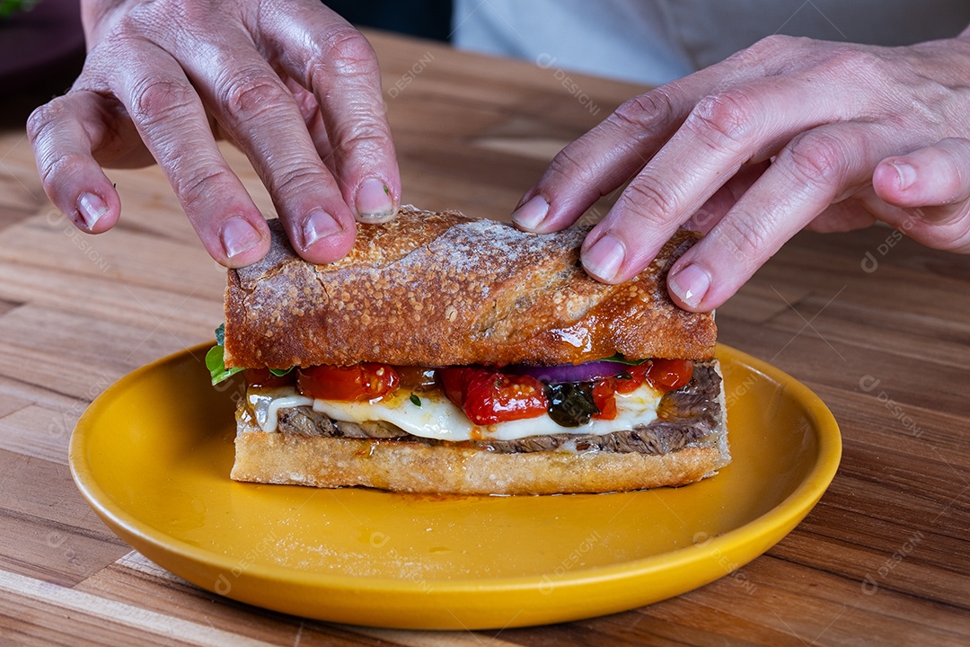 Delicioso sanduíche de rosbife, mussarela de búfala, cebola roxa caramelizada e rúcula.
