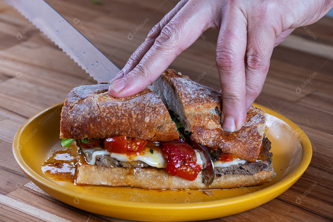 Delicioso sanduíche de rosbife, mussarela de búfala, cebola roxa caramelizada e rúcula.