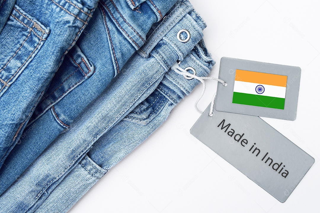 Calças jeans feita na India sobre fundo branco