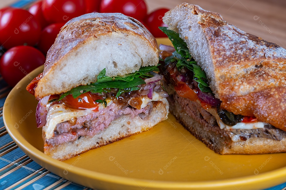 Delicioso sanduíche de rosbife, mussarela de búfala, cebola roxa caramelizada e rúcula.