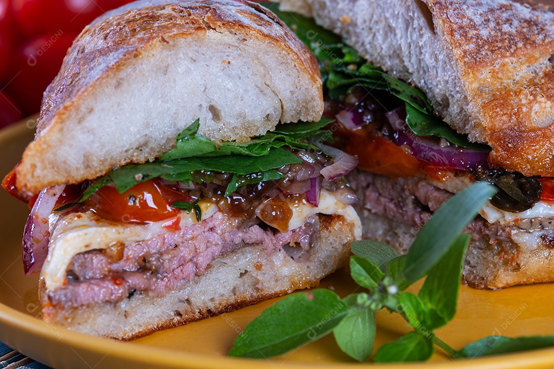 Delicioso sanduíche de rosbife, mussarela de búfala, cebola roxa caramelizada e rúcula.