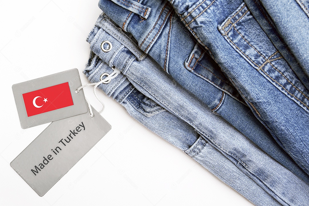 Calças jeans dobradas com etiquetas da Turquia