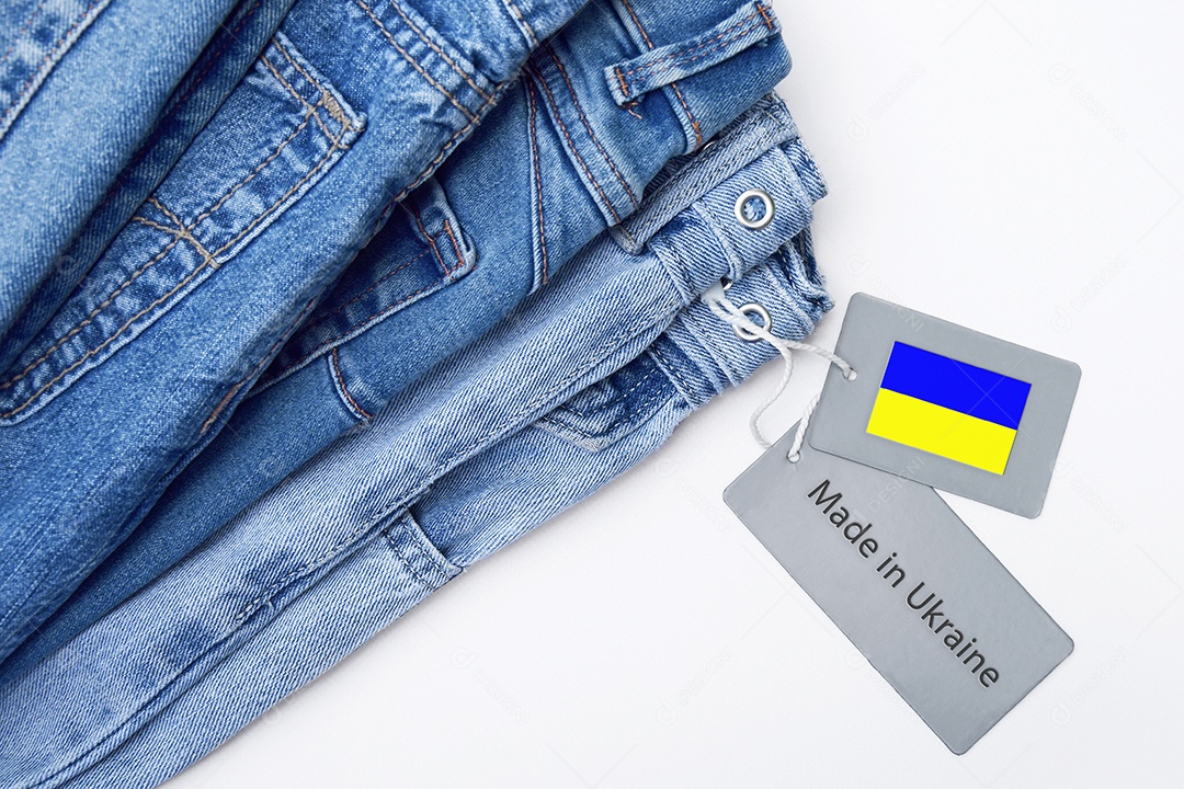 Peças de calças jeans com etiquetas feitas na Ucrânia