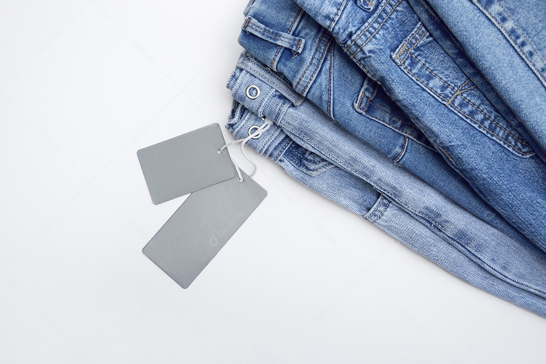 Calças jeans com etiquetas cinza sobre fundo branco