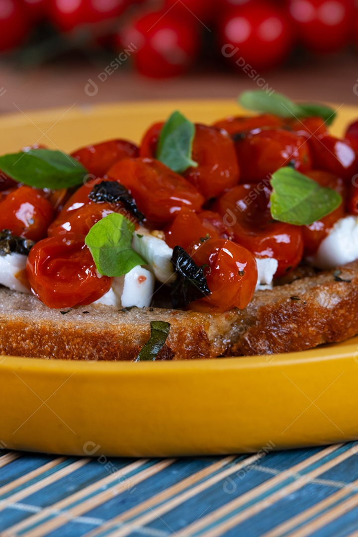 Preparando um lanche com uma fatia de pão de fermentação natural, recheado com tomate