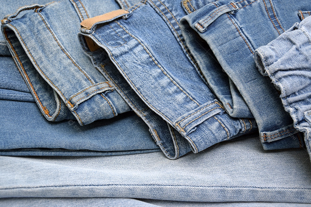 Peça de jeans  dobradas