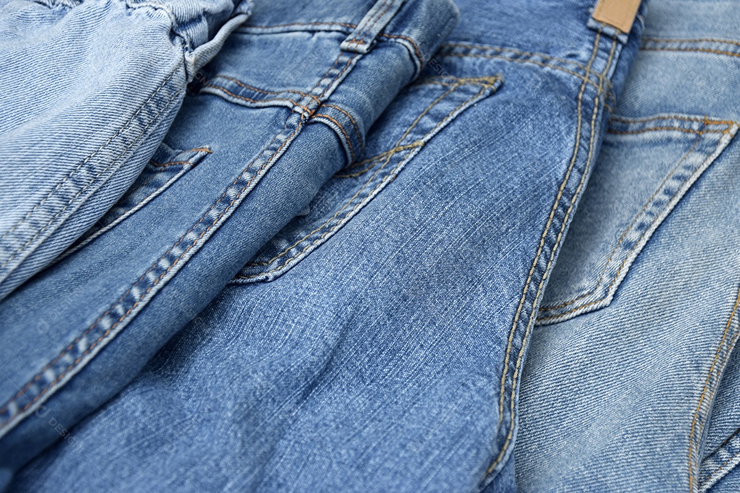 Calças jeans dobradas de cores diferentes