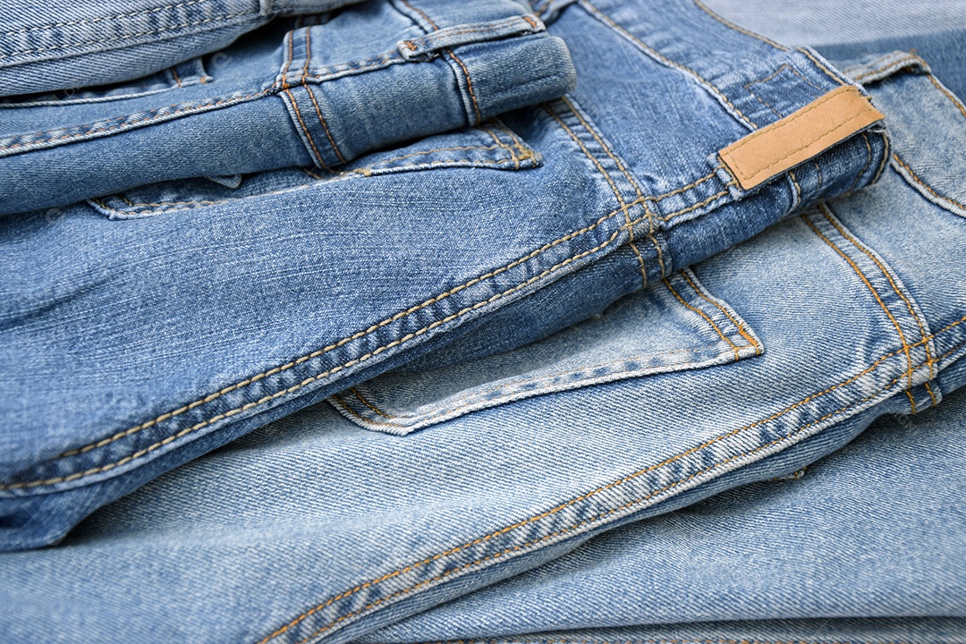 Calças jeans empilhadas dobradas